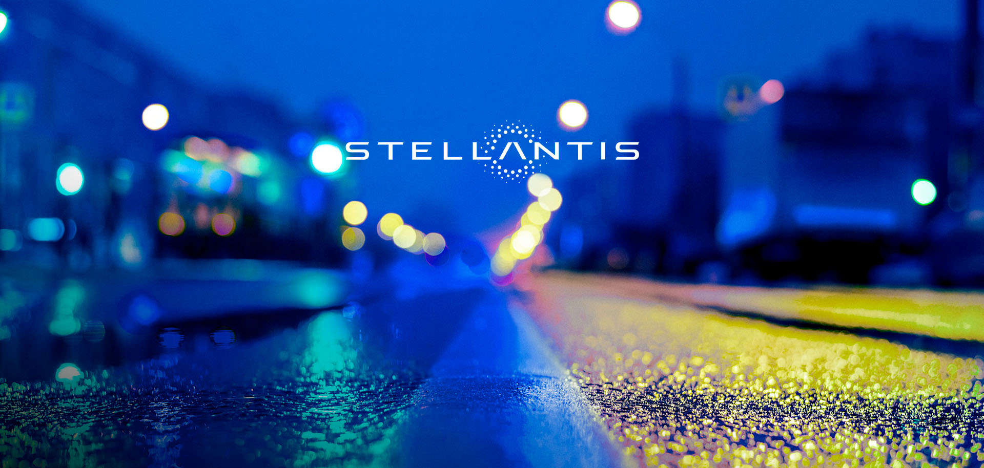 Логотип Stellantis на фоні дороги після дощу