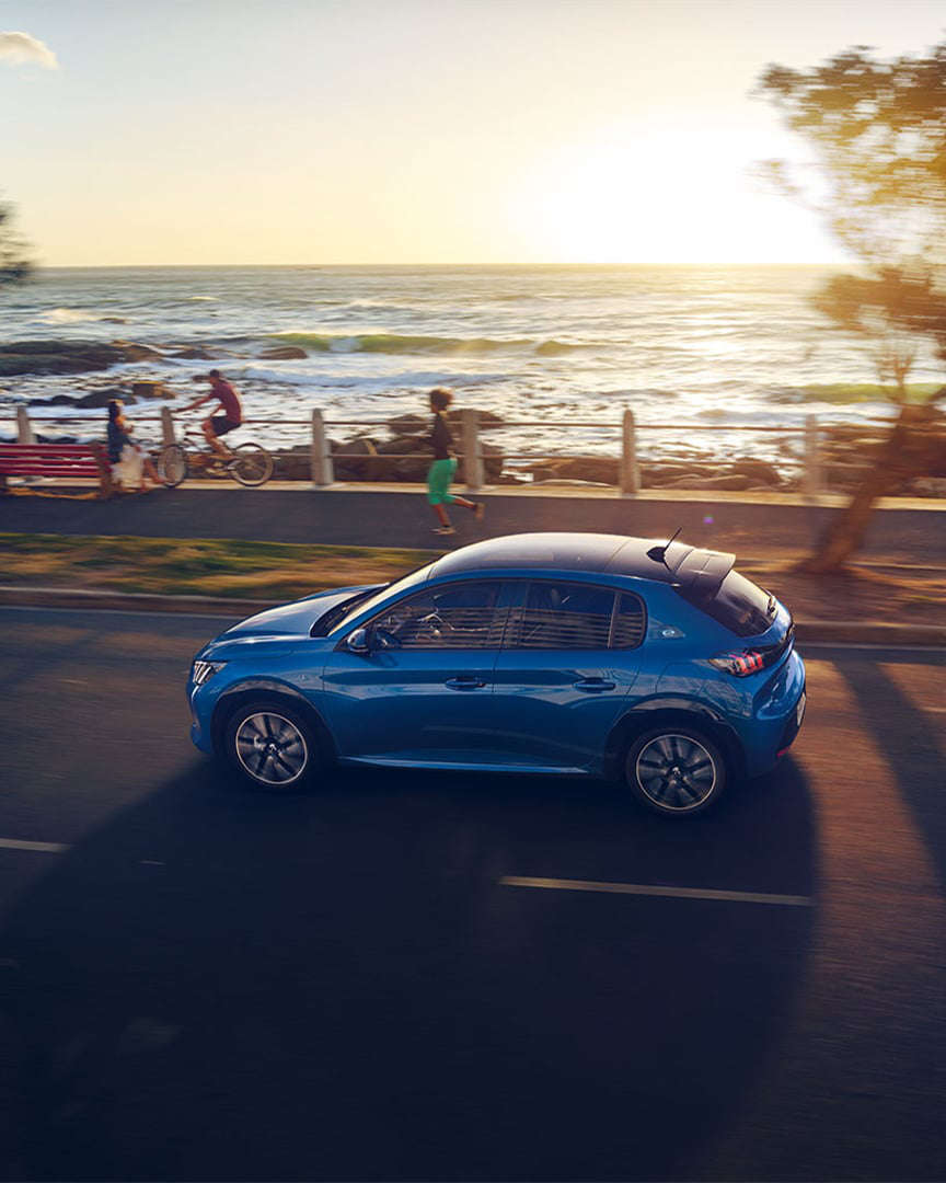 Автомобіль Peugeot їде по набережній