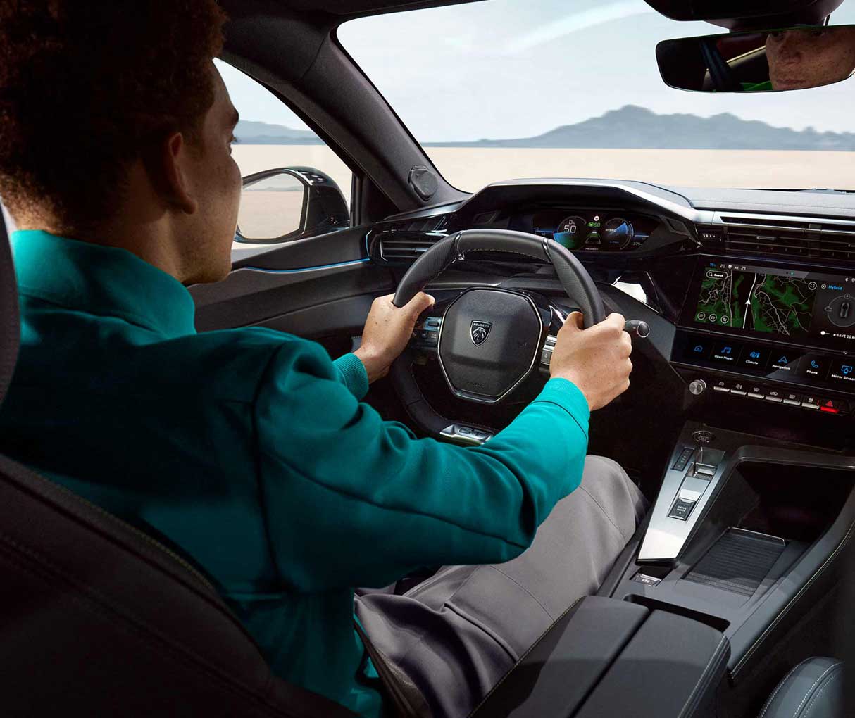 Чоловік за кермом автомобіля Peugeot