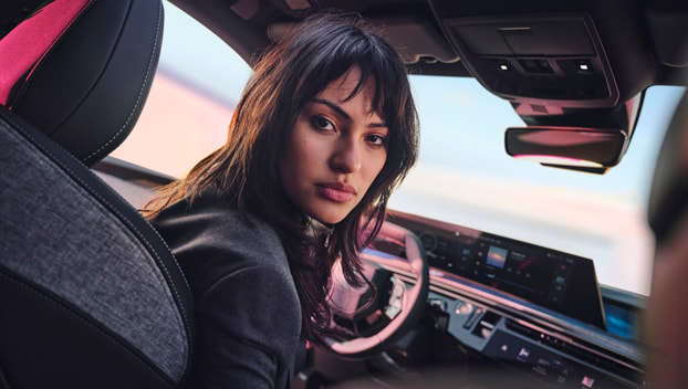 Дівчина за кермом Peugeot 3008