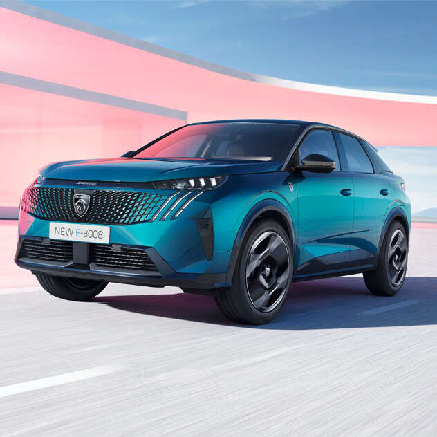 Новий Peugeot 3008 на дорозі, вигляд ззаду з лівого боку