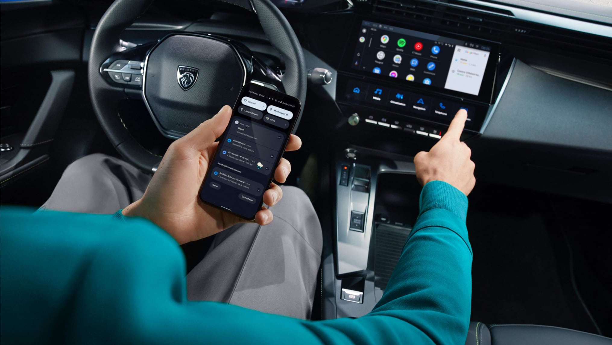 Салон Peugeot 408, чоловік зі смартфоном