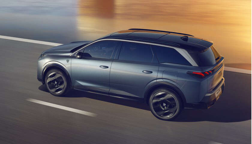 Peugeot 5008 їде по дорозі