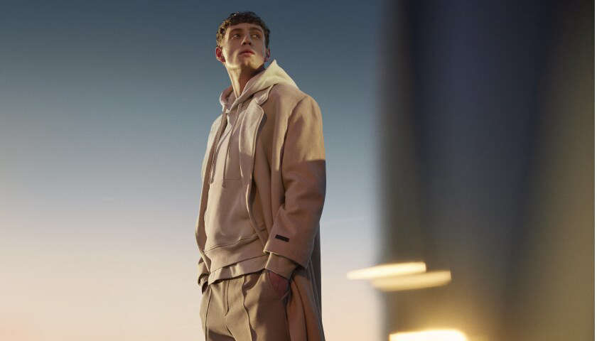 Хлопець біля Peugeot 5008