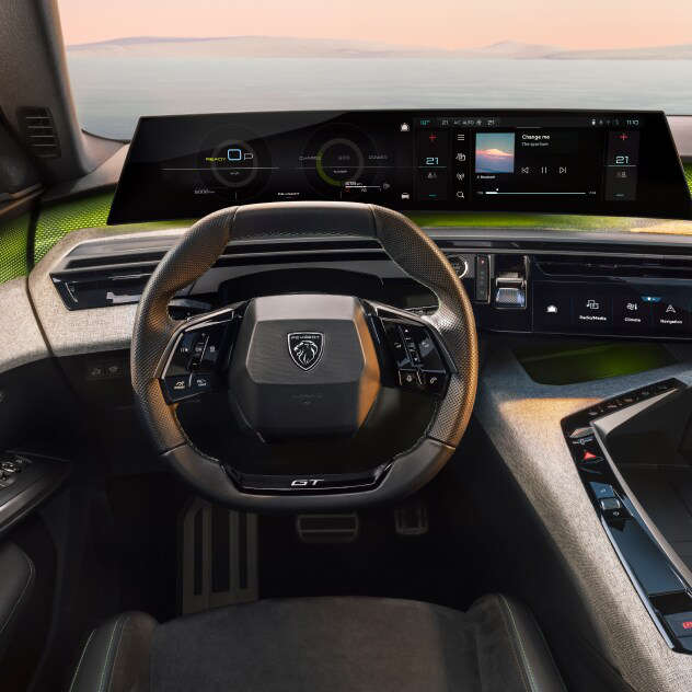 Місце водія у салоні Peugeot 5008