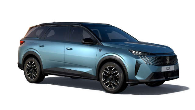 Peugeot 5008 синього кольору, вигляд спереду з правого боку