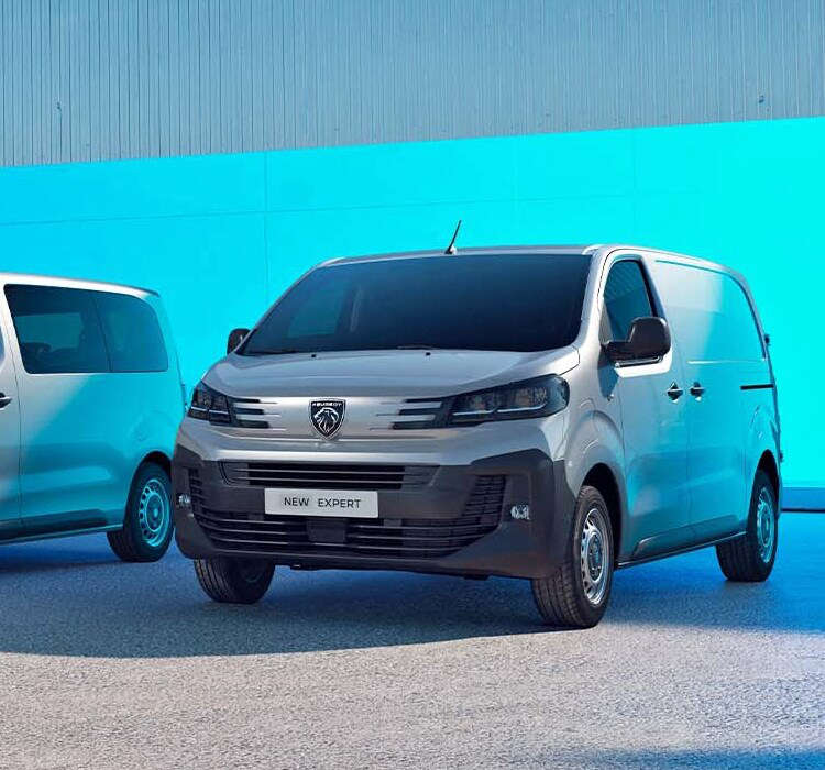 Новий Peugeot Expert, різні типи кузова, вигляд спереду з лівого боку