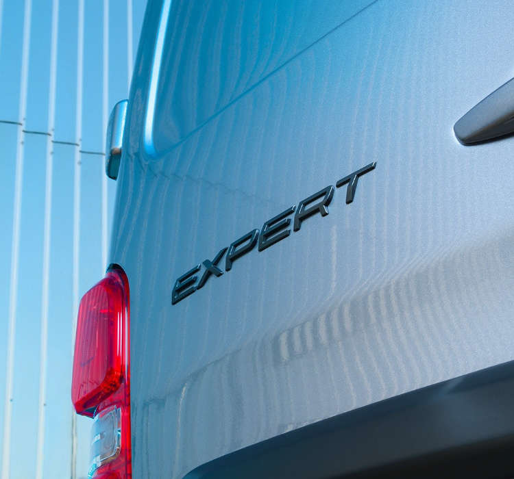 Напис «e-Partner» на задніх дверях Peugeot Expert