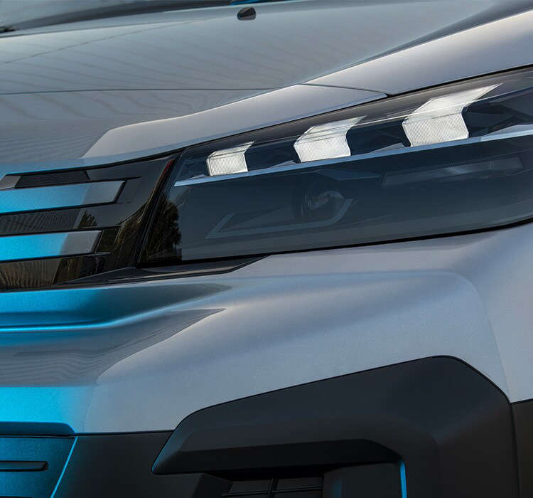 Ліва фара нового Peugeot Expert