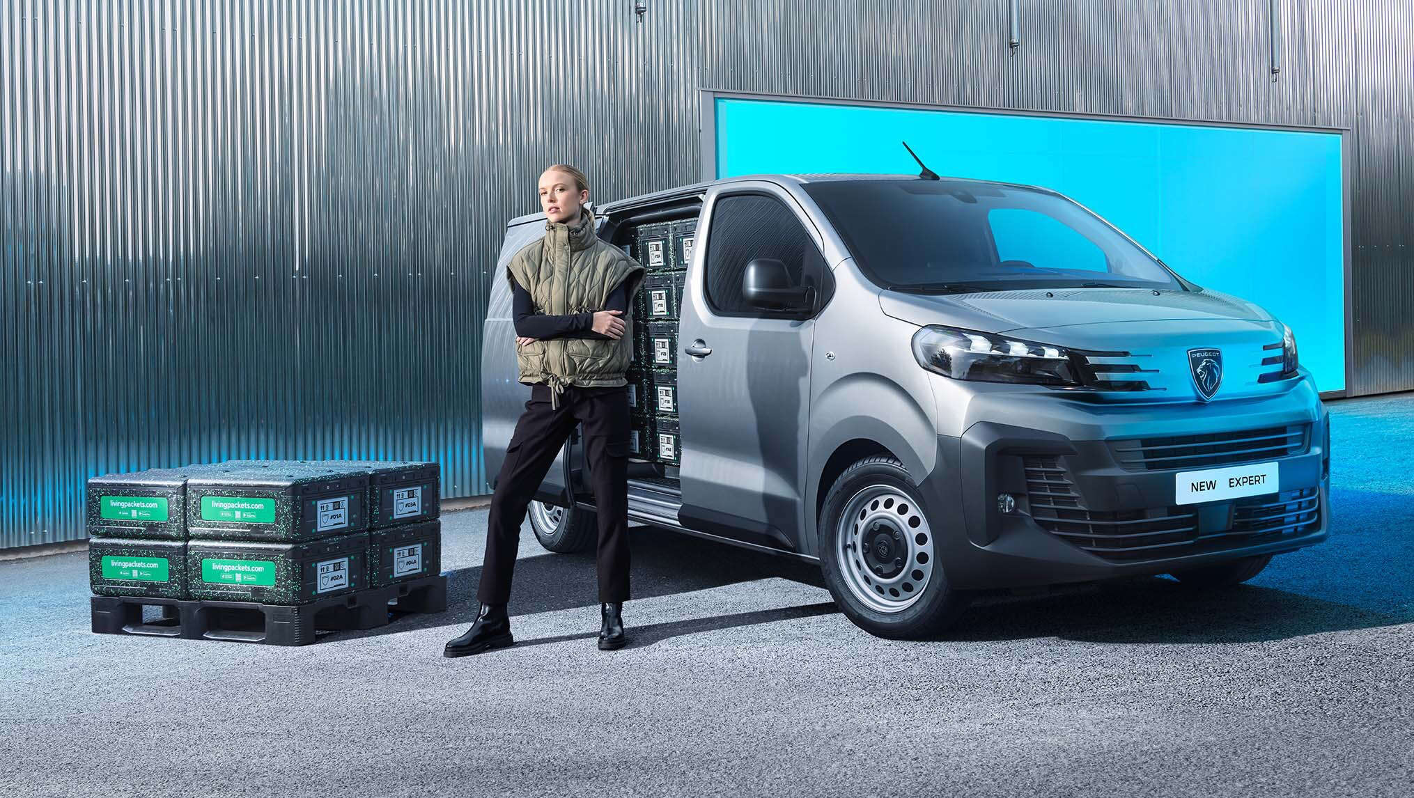 Дівчина стоїть біля нового Peugeot Expert