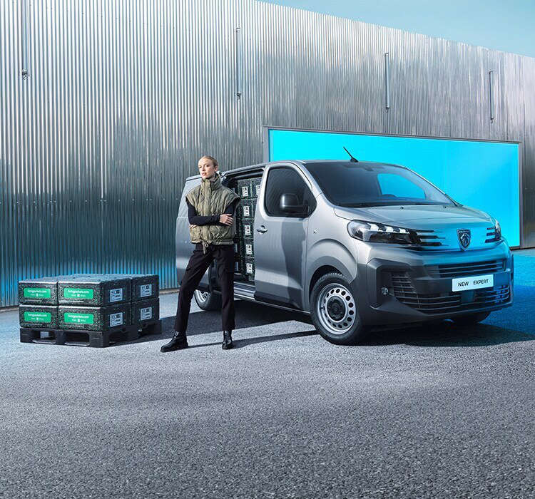 Дівчина стоїть біля нового Peugeot Expert
