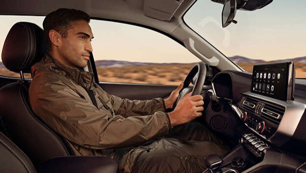 Чоловік за кермом Peugeot Landtrek