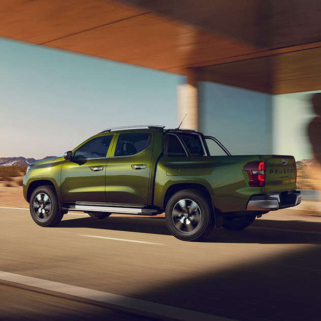 Peugeot Landtrek зеленого кольору, вигляд ззаду з лівого боку