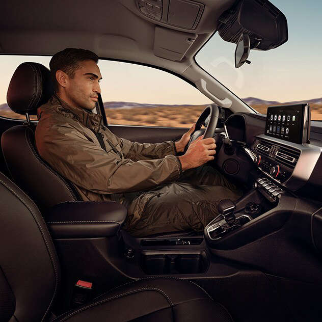 Чоловік за кермом Peugeot Landtrek