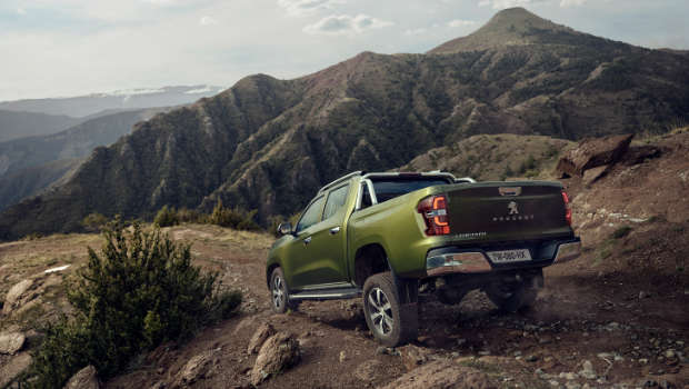 Peugeot Landtrek, вигляд ззаду з лівого боку в горах