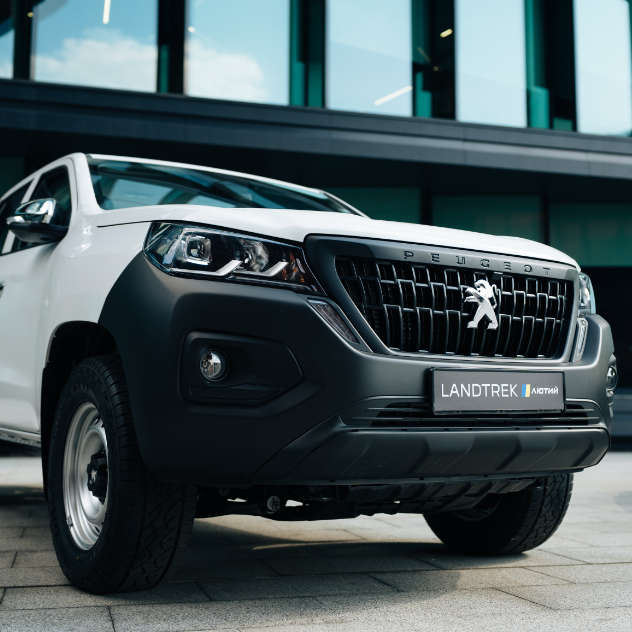 Peugeot Landtrek «Лютий» білого кольору, вигляд спереду з правого боку